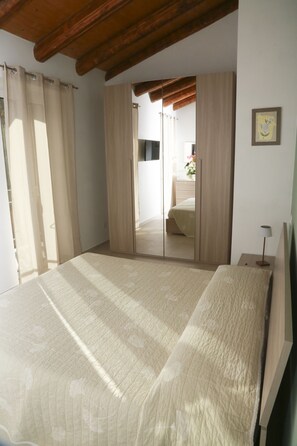 2 chambres, coffres-forts dans les chambres, Wi-Fi, draps fournis