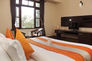 Rom – deluxe | Skrivebord, skrivebord for bærbar PC og wi-fi (inkludert)