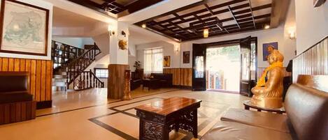 Coin salon dans le hall