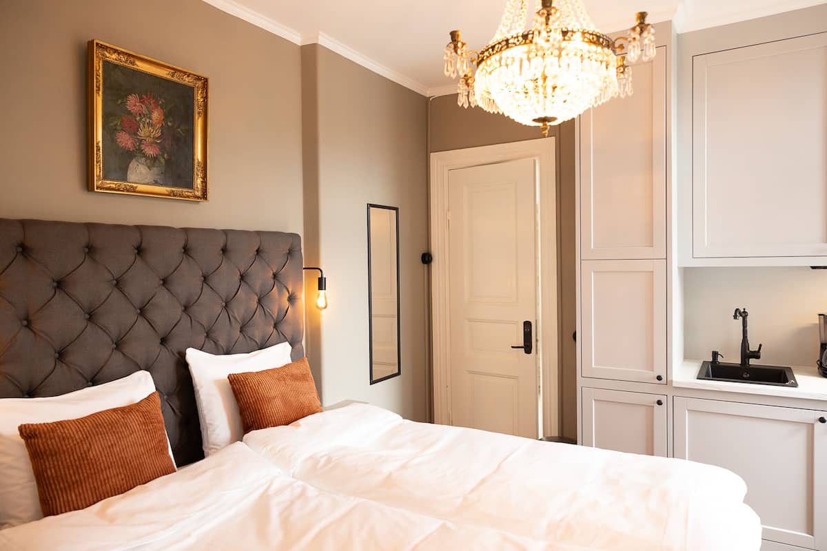 Deluxe Double Room | 1 bedroom, hypo-allergenic bedding, pillowtop beds