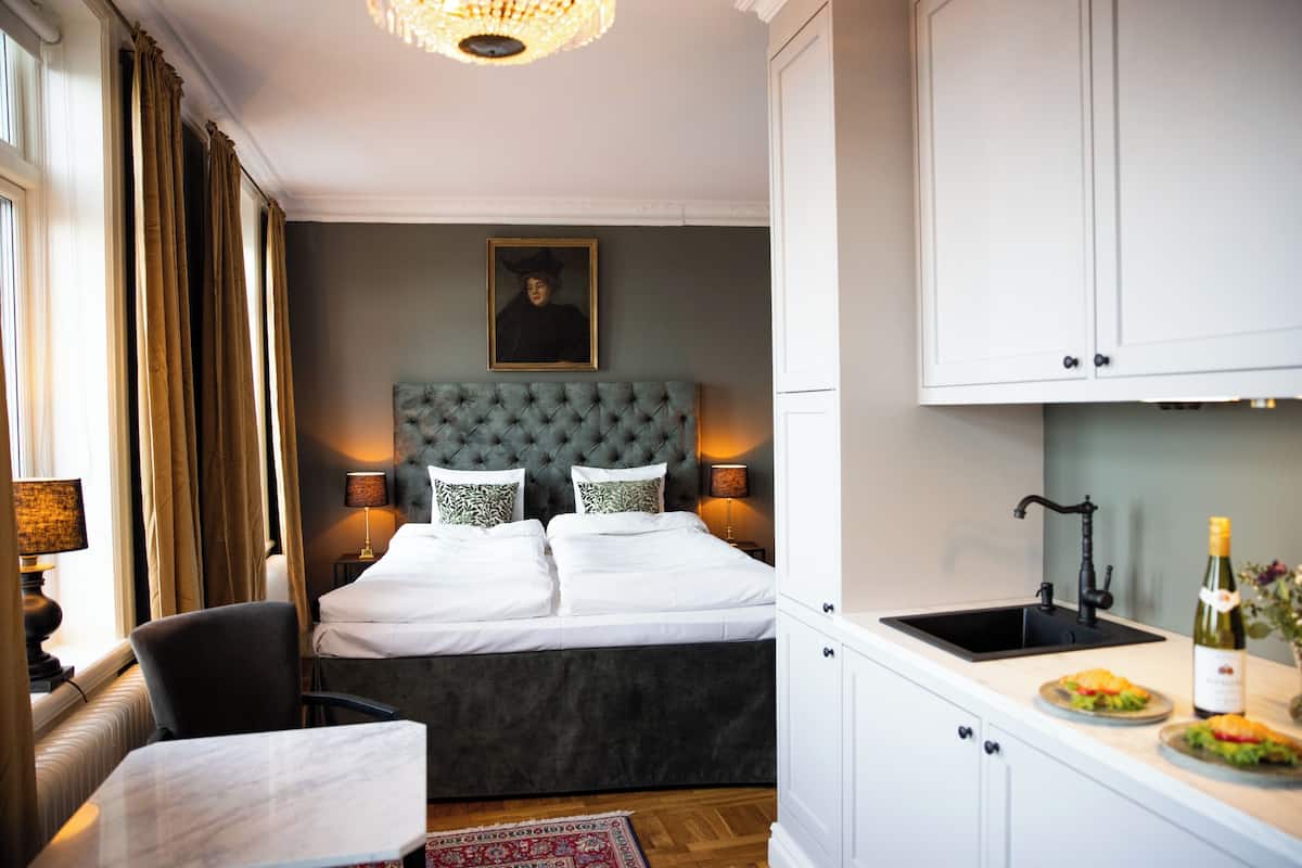 Deluxe Apartment, 1 King Bed, Partial Ocean View | 1 bedroom, hypo-allergenic bedding, pillowtop beds