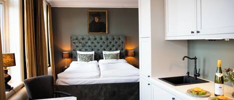 Deluxe Apartment, 1 King Bed, Partial Ocean View | Hypo-allergenic bedding, pillowtop beds, individually decorated