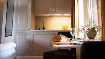 Habitación doble Deluxe | Cocina privada | Refrigerador, microondas, parrilla de estufa y utensilios de cocina