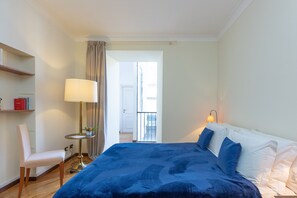 1 quarto, ferros/tábuas de passar roupa, berço de viagem