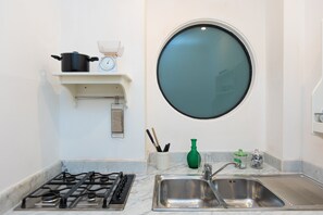 Geladeira, fogão, cooktop, chaleira elétrica