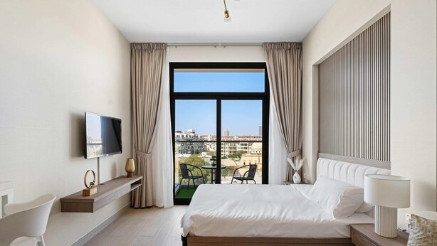 1 bedroom, desk, iron/ironing board, travel crib - Modern Studio in residence with pool gym and paddl (Dubai)