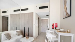 Dining - Modern Studio in residence with pool gym and paddl (Dubai)