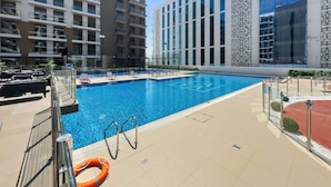 Pool - Modern Studio in residence with pool gym and paddl (Dubai)