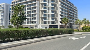 Exterior - Modern Studio in residence with pool gym and paddl (Dubai)