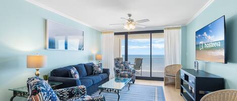 Bloc d'apartaments destacat, 3 dormitoris, balcó, vistes a la platja | Sala d'estar | Televisor intel·ligent de 65 polzades amb canals per cable