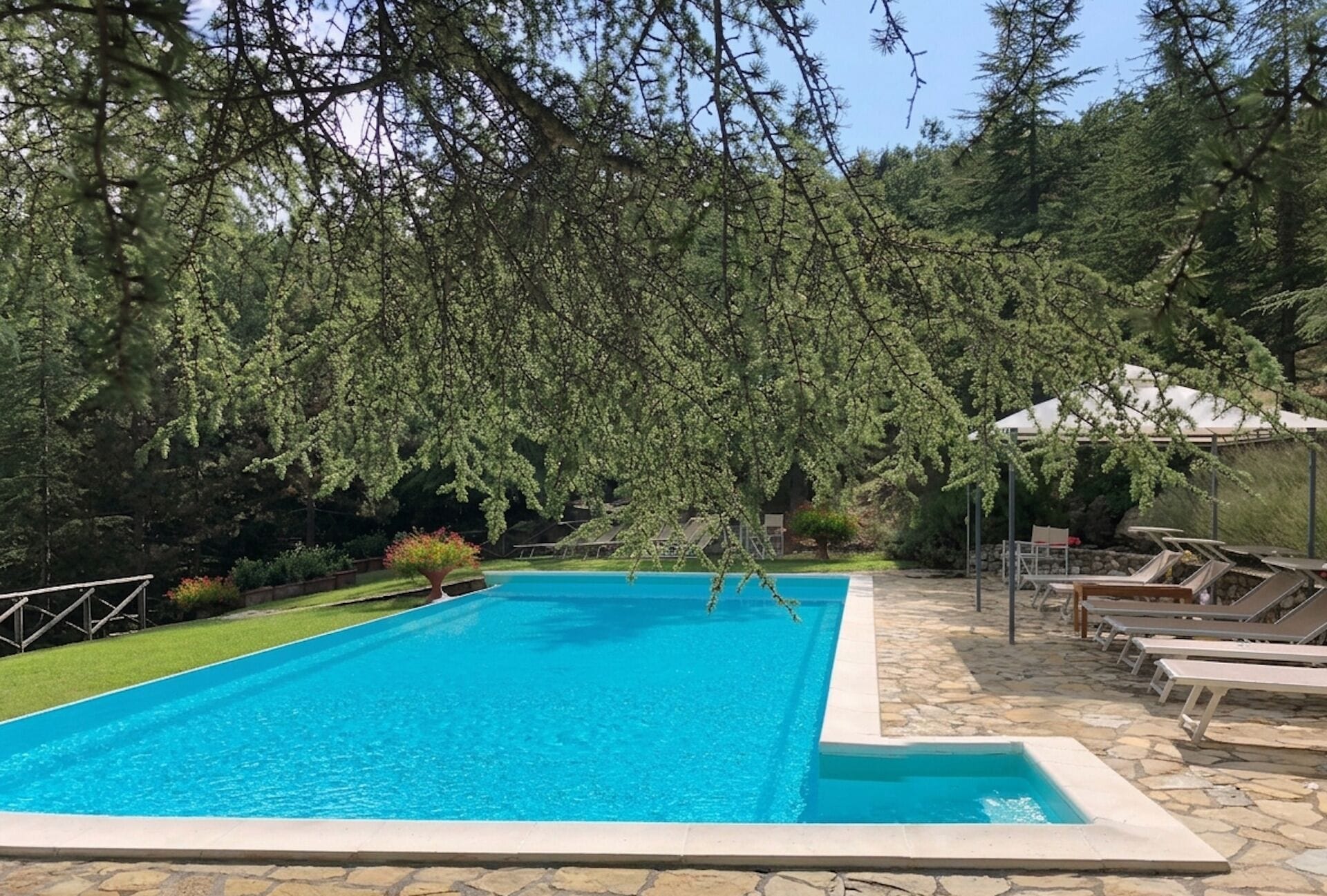 Piscina stagionale all'aperto, lettini