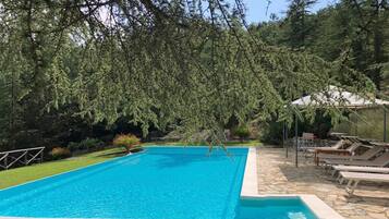 Piscina stagionale all'aperto, lettini