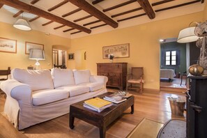 Leilighet – classic | Oppholdsområde | Flatskjerm-TV