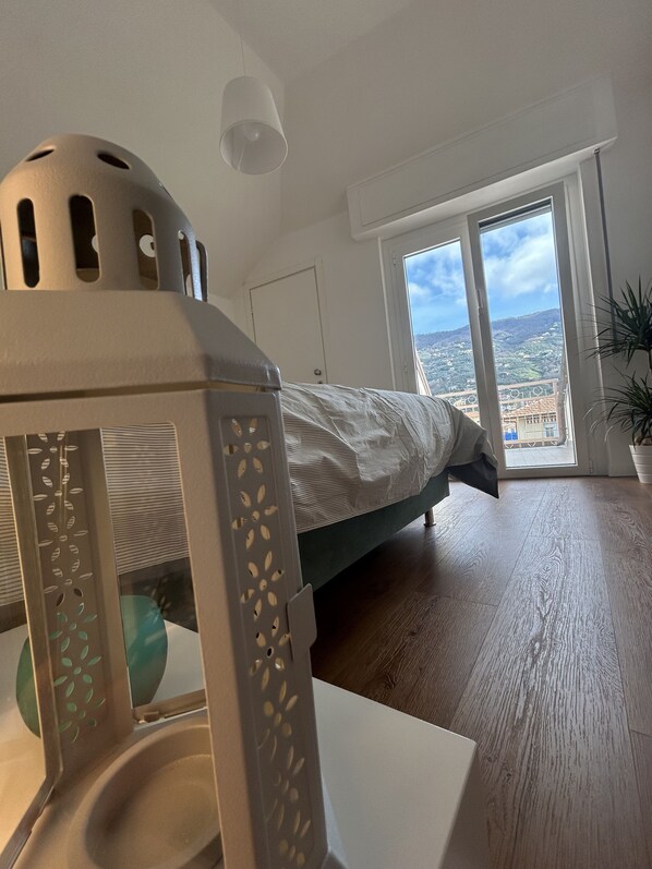 1 dormitorio, caja fuerte, escritorio y tabla de planchar con plancha