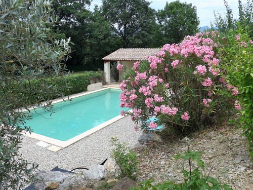 Calme et repos avec piscine privée, salée et chauffée.