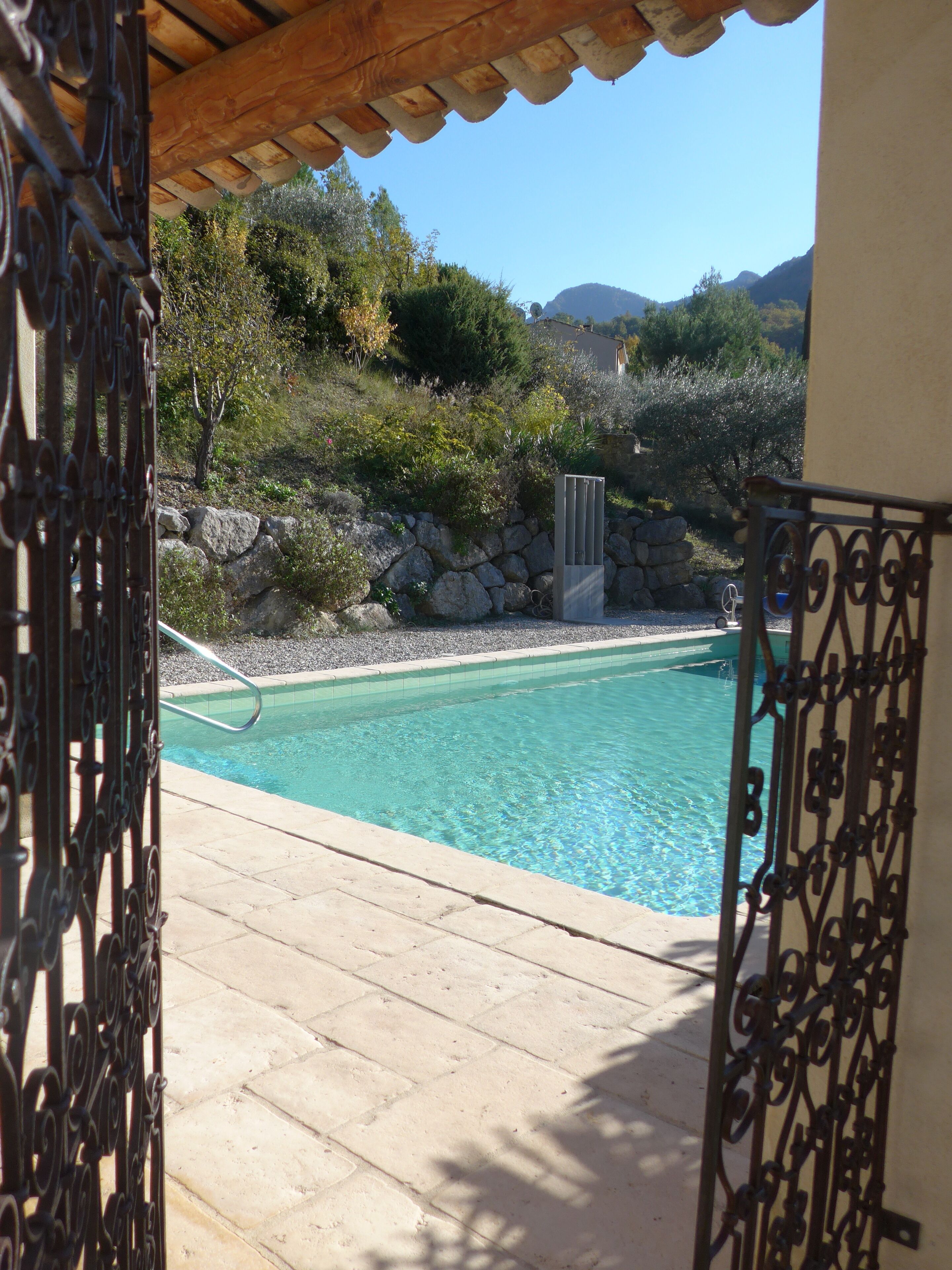 حمّام سباحة خارجي، حمّام سباحة مُدفَّأ