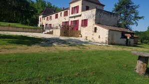 A stone building with red shutters, a staircase, and a small annex. - La Truffière (Pays-de-Belvès)