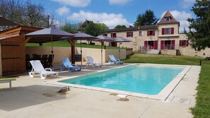 Una piscina al aire libre, una piscina climatizada