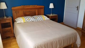 4 slaapkamers, een strijkplank/strijkijzer, reisbedje, gratis wifi