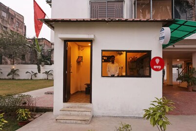 Goroomgo White Palace Hotel & Resort New Alipore Kolkata