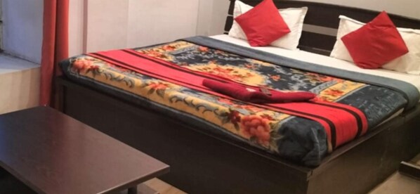 Desk, free WiFi, bed sheets - Goroomgo White Palace Hotel & Resort New Alipore Kolkata (Kolkata)