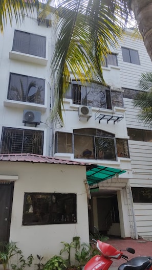 Front of property - Goroomgo White Palace Hotel & Resort New Alipore Kolkata (Kolkata)