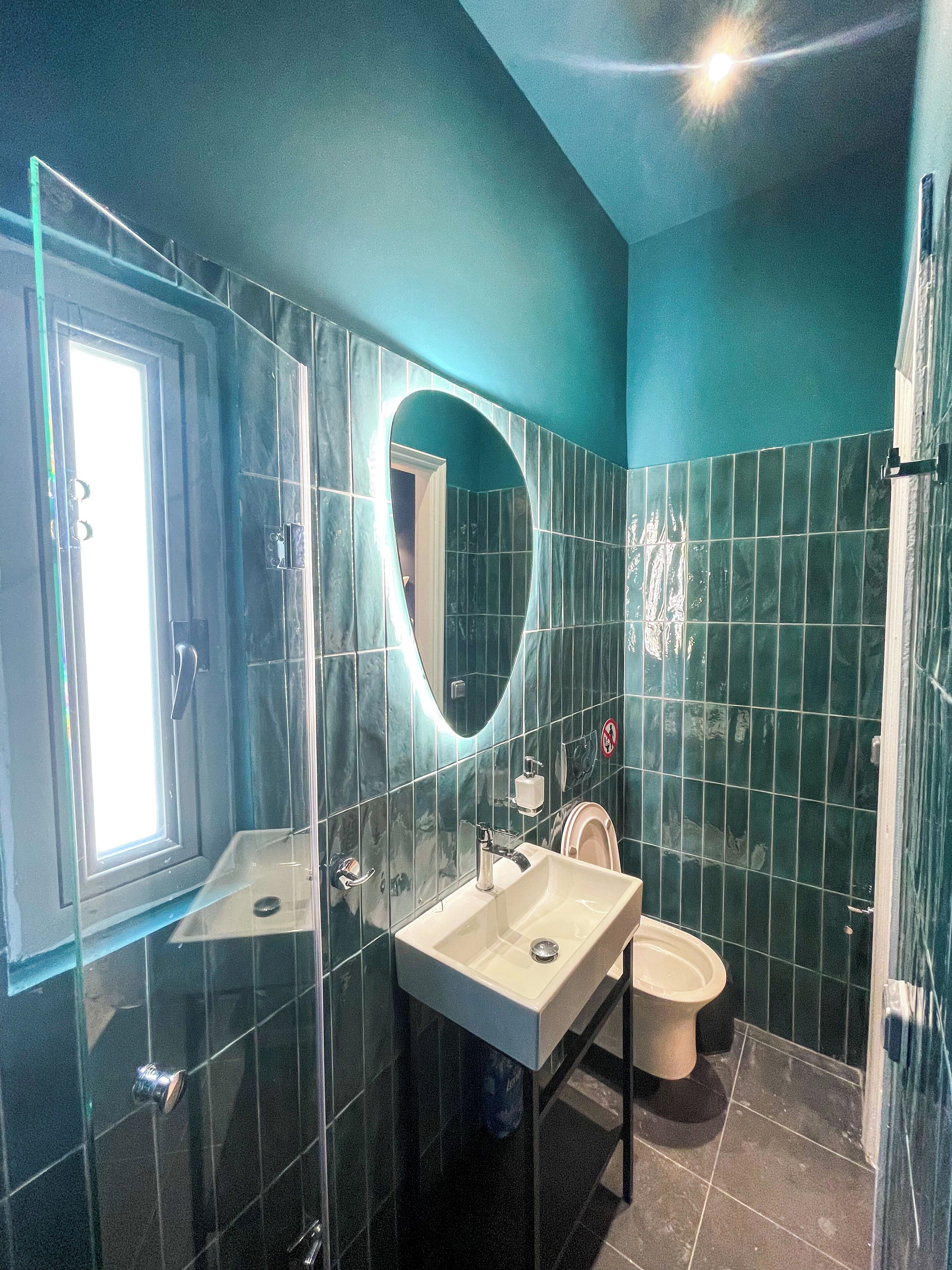 Hårtork, handdukar, tvål och toalettpapper