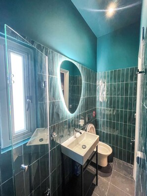 ヘアドライヤー、タオル、石鹸、トイレットペーパー