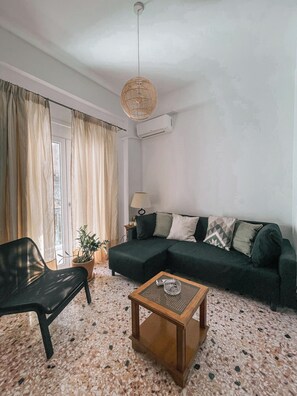 Smart TV - Cozy apartment for a Duo next to Metro and Port. (MAROUSI)