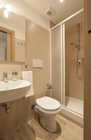 Dusche, Haartrockner, Bidet, Handtücher