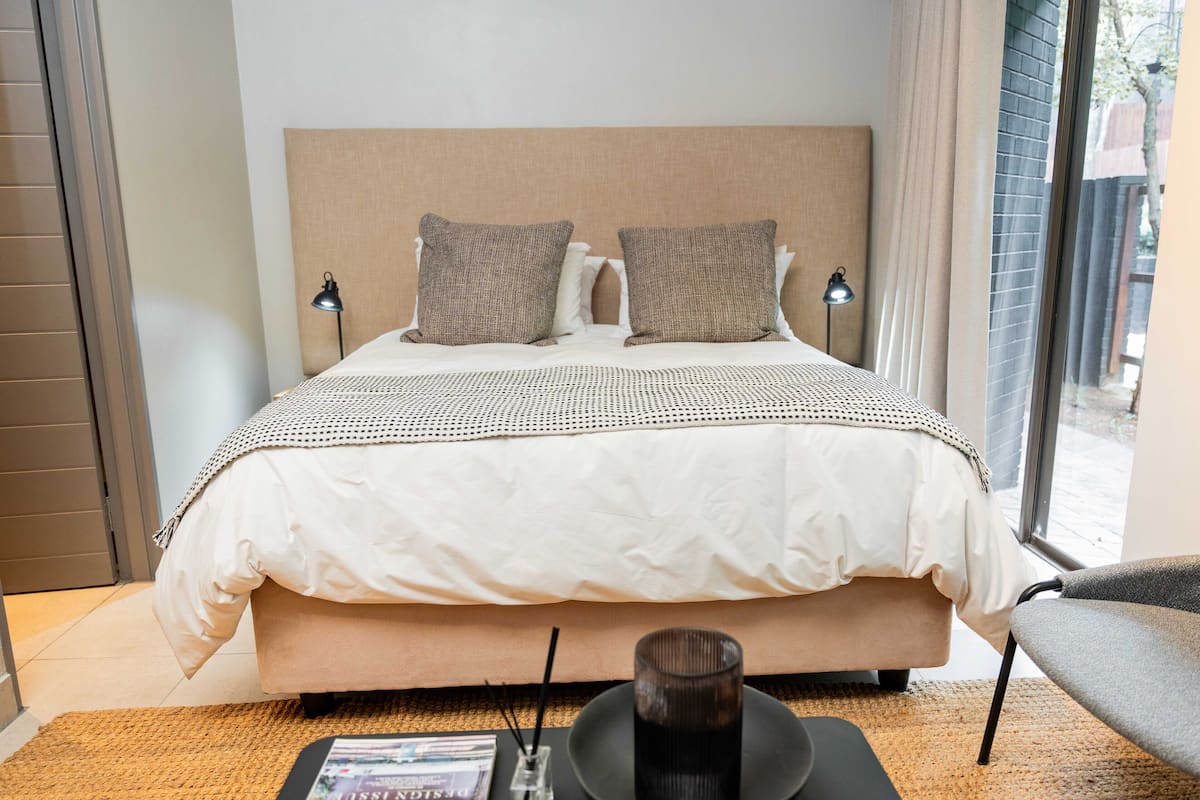 1 slaapkamer, een strijkplank/strijkijzer, gratis wifi, beddengoed