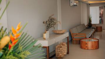 Una sala de estar moderna con un sofá, una mesa de centro y elementos decorativos.