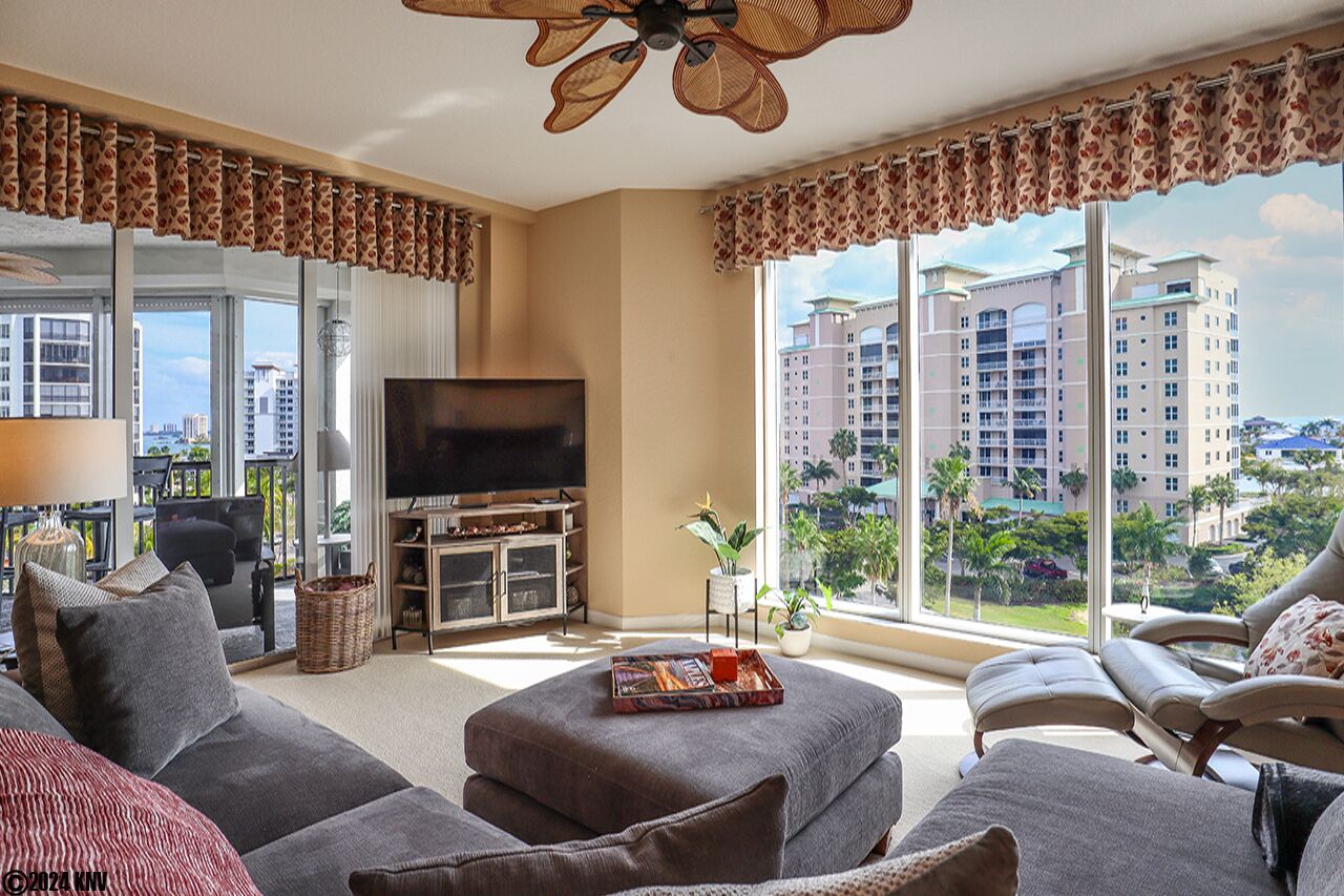 GRAND EXECUTIVE 2B+DEN/3B WATERSIDE 256 CONDO