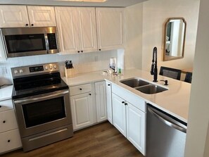 Refrigerador, microondas, lavavajillas y cafetera y tetera 