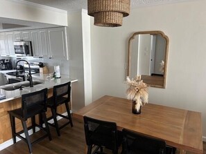 Refrigerador, microondas, lavavajillas y cafetera y tetera 