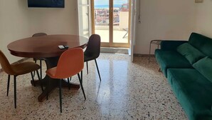 Dining - Panoramic 3-bed Apartment in Catania City (Catania)