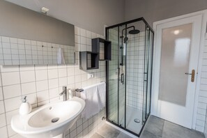 Apartment | Badezimmer | Dusche, Haartrockner, Handtücher