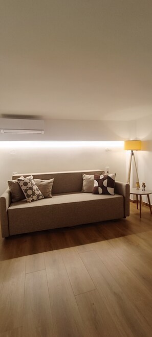 2 bedrooms, desk, iron/ironing board, free WiFi - Bez Loft House  (Thessaloniki)