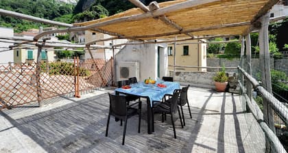 Casa Pergamena, con terrazza e nel Centro storico di Amalfi