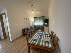 Dining - Almada Central Apartment (Almada)