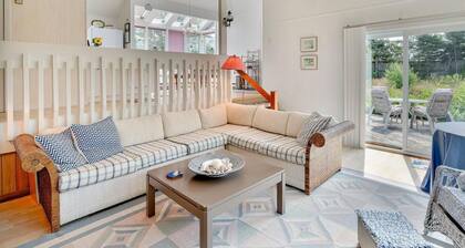 Waterfront 2 BR cottage on 1 acre private lot walking distance to beaches!