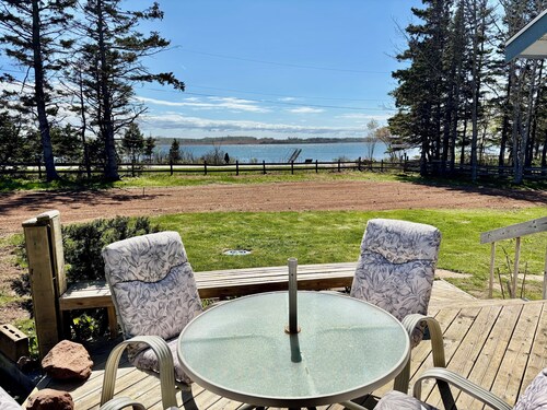 Waterfront 2 BR cottage on 1 acre private lot walking distance to beaches!