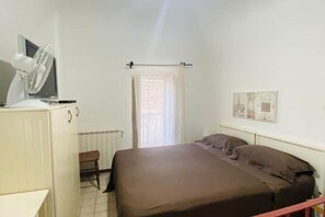 1 chambre, fer et planche à repasser, draps fournis