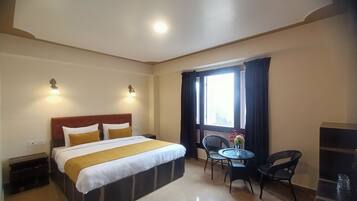 Deluxe Room | 1 bedroom, desk, blackout curtains, soundproofing