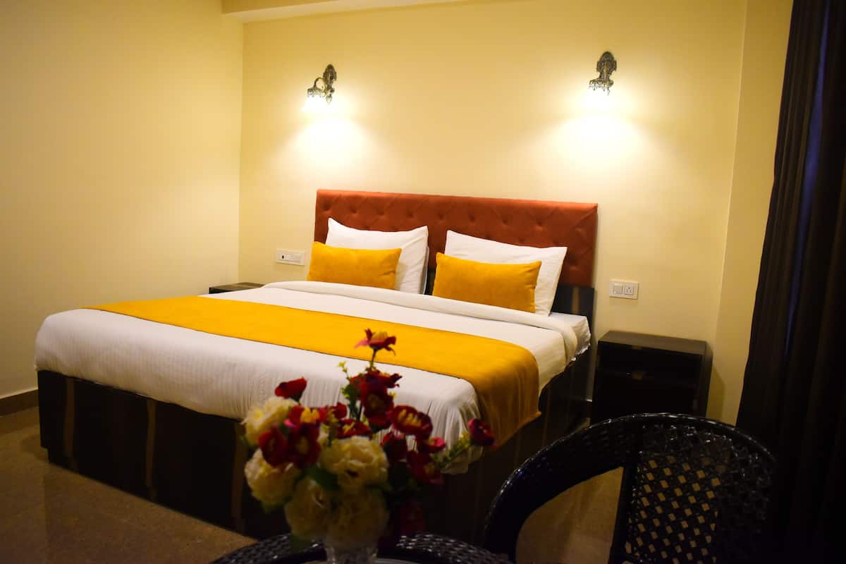 Deluxe Room | 1 bedroom, desk, blackout drapes, soundproofing