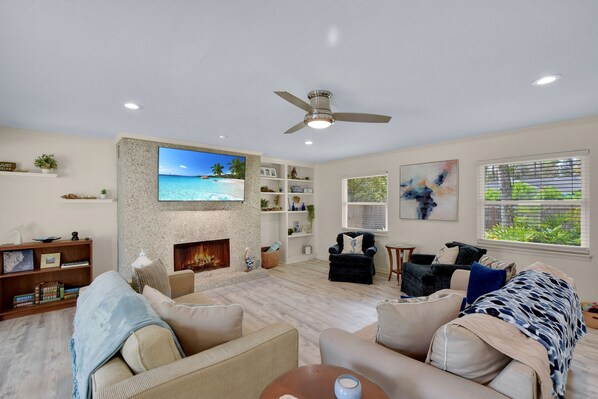 Smart TV, books, offices - Pet Friendly • Fenced Yard & Porch for 8 • St. Simons Island (St Simons)