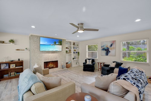 Pet Friendly • Fenced Yard & Porch for 8 • St. Simons Island