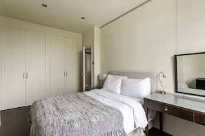 Basic Apartment | 2 bedrooms, iron/ironing board, bed sheets - Cosy Kensington Two Bedroom Flat (London)