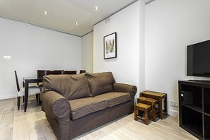 Basic Apartment | Living area - Cosy Kensington Two Bedroom Flat (London)