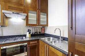 Basic Apartment | Private kitchen | Fridge, microwave, oven, stovetop - Cosy Kensington Two Bedroom Flat (London)